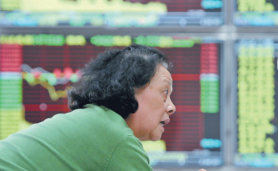A stock investor at a brokerage in Jiujiang, Jiangxi province. She was shocked by the fluctuations in the A-share market. (Photo/China Daily)
