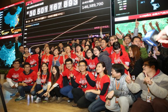 Alibaba employees pose for a group photo when the company saw its online sales exceed 30 billion yuan ($4.8 billion) on Nov 11, 2013. Some of these may have joined the Ex-Alibabaer Club. (Photo/China Daily)