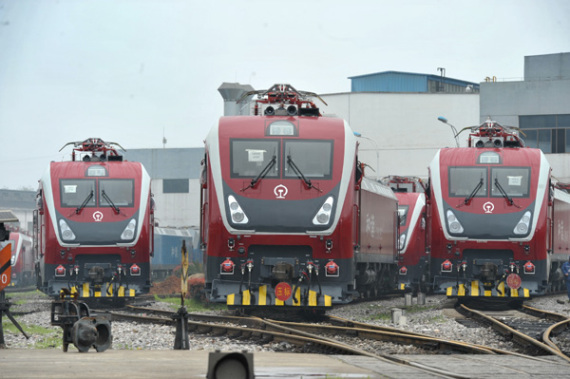 Locomotives made by China CSR Corp at a railyard in Zhuzhou, Hunan province. China CNR Corp and CSR Corp are now in the process of merging. They jointly submitted an application to the Shanghai Stock Exchange to terminate trading in their shares. (Photo/China Daily)