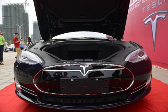Photo taken on May 17, 2014 shows a Tesla Model S electronic car at an activity in Nanchang, capital of east China's Jiangxi Province. Model S made its debut in Nanchang between Friday and Saturday. (Xinhua/Zhou Mi)