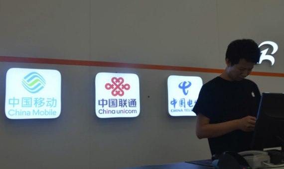 The Big Three telecom carriers' latest moves to reduce rates have not impressed customers. Premier Li Keqiang has recently and repeatedly requested them to provide better services and lower costs. (Photo/China Daily)