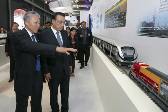 Chinese Premier Li Keqiang, center, pays a visit to the Chinese Equipment Manufacturing Industry Exposition in Rio de Janeiro in Brazil on May 20, 2015. (Photo/english.gov.cn)