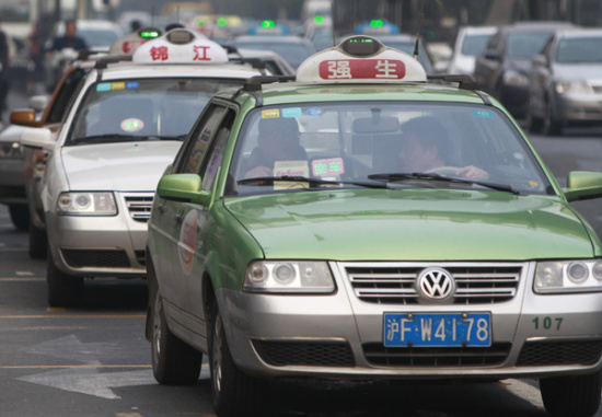 Taxis on the road in Shanghai. The city will legalize car-hailing smartphone applications via an official public services function. (Photo/Xinhua)