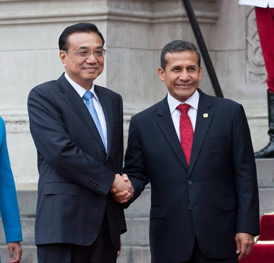 Chinese Premier Li Keqiang (L) shakes hands with Peru President Ollanta Humala in Lima, Peru, May 22, 2015. 