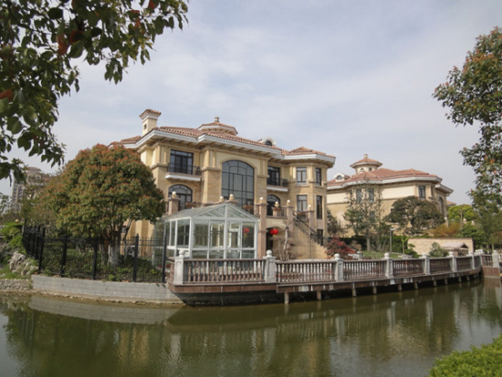     A villa in suburban Shanghai. Suburban villas are still popular among the wealthy in Shanghai amid increasing concerns over urban air quality. (Photo/China Daily)