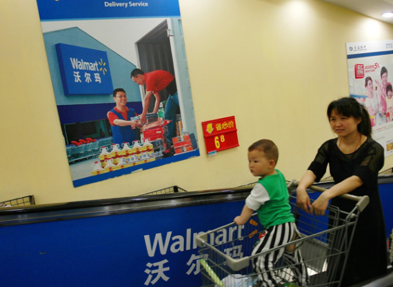 An outlet of Wal-Mart in Yichang, Hubei province. The multinational retail conglomerate launched an online-to-offline mobile platform in Shenzhen, Guangdong province, on Tuesday. (Photo/China Daily)