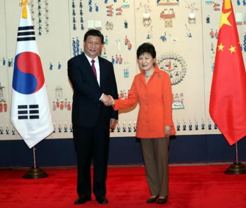 Chinese President Xi Jinping (L) shakes hands with South Korean President Park Geun-hye in Seoul, South Korea, July 3, 2014. (Xinhua/Lan Hongguang)