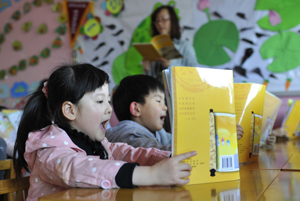 Children read the Three Character Primer, an original Chinese text for children's early education first compiled in the Song Dynasty (960-1279), at a primary school in Changzhi, Shanxi province. (Photo/China Daily)
