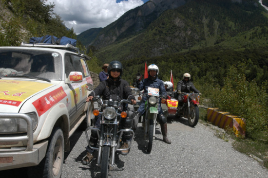 On the road in Bomi county, Tibet. Statistics from the local tourism authority showed that more than 15.53 million people visited Tibet last year. (Photo/China Daily)