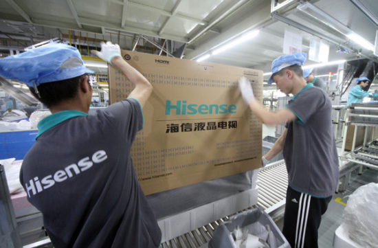 Workers at a Hisense Electronics Co Ltd assembly line in Qingdao, Shandong province. (Photo/Xinhua)