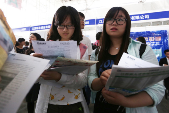 University students at a job fair in Nanjing, capital of Jiangsu province. Women are less likely than their male co-workers to believe that pay equality and equal opportunities exist for both genders in the workplace, a survey shows. (Photo/China Daily)