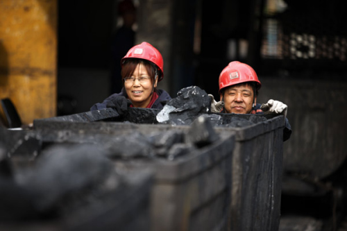 Workers at a coalmine in Huaibei, Anhui province. Some leading coal companies have decided the best way to survive from overcapacity is to diversify into other sectors. (Yan She/China Daily)