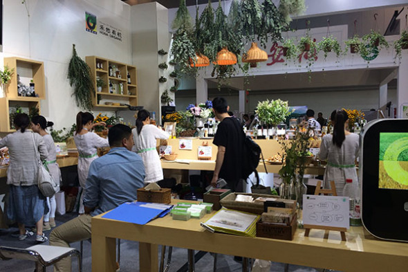 Visitors look at products at Hona Organic's booth at China International Organic Food Fair on May 28, 2014.(Photo/chinadaily.com.cn)