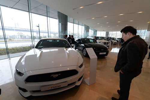 A parallel car import showroom in the Shanghai Free Trade Zone. Independent auto dealers are only selling a total of 20 cars each month since the zone began its parallel car import program this February.(Lai Xinlin/For China Daily)
