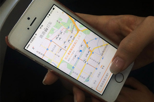 Beijing has vowed to investigate and fine private car owners who illegally use the taxi-hailing app operated by Didi Kuaidi. (Photo: Wei Xiaohao/China Daily)