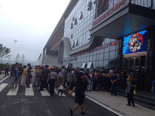 Queuing up to get into Haixuan.com's O2O experience center.(Photo/chinadaily.com.cn)