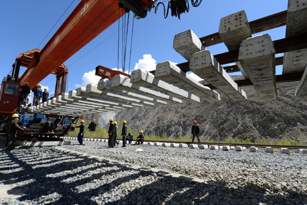 Workers are busy at a construction site of the railway in Southwest. (Photo/Xinhua)