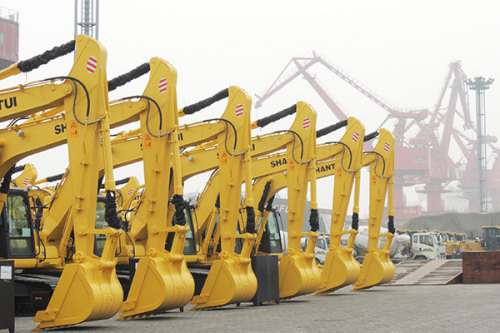Excavators ready for export at Lianyungang port, Jiangsu province. China will build a standard system to categorize construction machinery to boost exports. (Photo/China Daily)