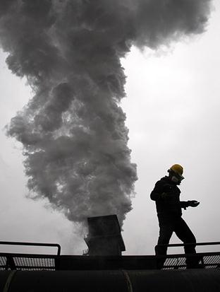 Smoke is discharged from chimneys at a plant in Huaibei city, East China's Anhui province, Jan 13, 2015. (Photo/China Daily)