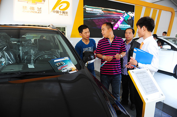 Price cuts on Chevrolets lure potential buyers after lackluster performance in May. (Photo/China Daily)