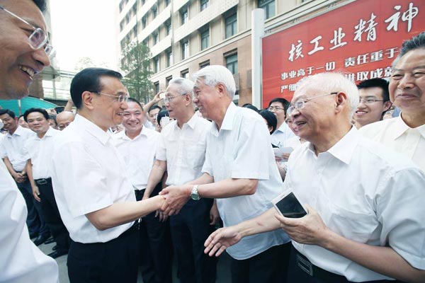 Premier Li Keqiang, 2nd left, inspects China Nuclear Power Engineering Co Ltd in Beijing, June 15, 2015. Li had an inspection tour to the company and the Ministry of Industry and Information Technology on Monday. (Photo/Xinhua)