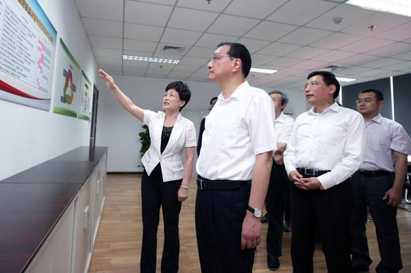 Premier Li Keqiang, front, inspects the Ministry of Industry and Information Technology in Beijing, June 15, 2015. (Photo/Xinhua)