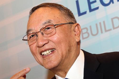 Liu Chuanzhi, chairman of Legend Holdings Corp, speaks at a news conference on the company's IPO in Hong Kong on Monday. Legend now runs diversified businesses from financial services, consumption, agriculture, real estate, chemical to energy. (Photo/China Daily)