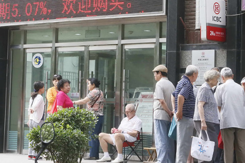 Individuals expressed little enthusiasm for certificates of deposit, which made their market debut on Monday, because the interest rates are just slightly above deposit rates over the same period of maturity. (Photo/China Daily)