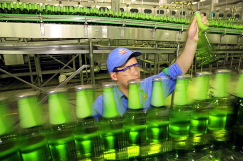 A production line of Tsingtao beer in Jiujiang, Jiangxi province. The beer is sold in more than 90 countries and regions. Photo/China Daily