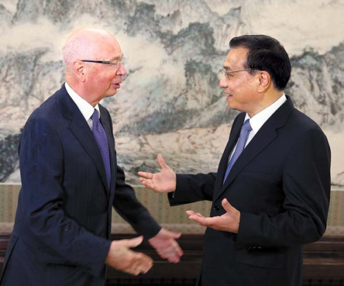 Premier Li Keqiang meets Klaus Schwab, founder and president of the World Economic Forum, in Beijing on Wednesday.  (Photo by Wu Zhiyi/China Daily)