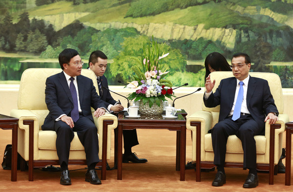 Premier Li Keqiang meets Pham Binh Minh, Vietnam's deputy prime minister and foreign minister, at the Great Hall of the People in Beijing on Thursday. (Photo by FENG YONGBIN/ CHINA DAILY)