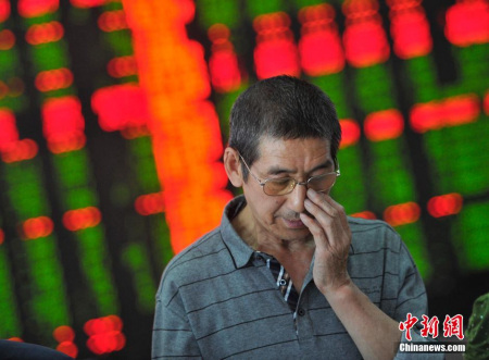 June 19, Taiyuan, a man looks sad in a securities business hall. (Photo:China News Service/Wei Liang)