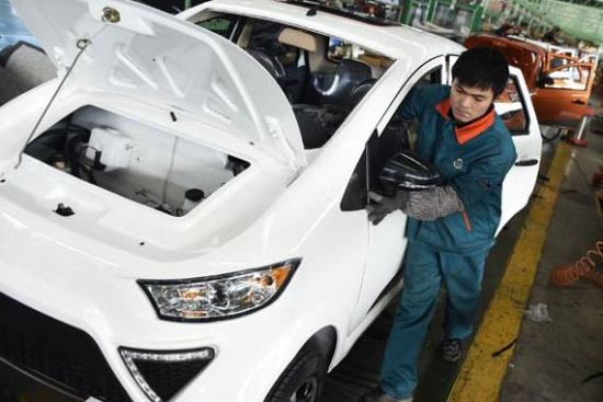 An engineer on the assembly line of an electric car company in Zouping, Shandong.(Photo: China Daily/Dong Naide)