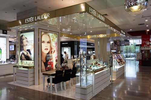 The counter of Estee Lauder skincare products at a shopping mall in Beijing, China, June 24, 2015. (Photo/China Daily)