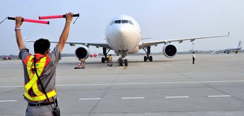 A passenger jetliner at Xianyang International Airport in Xi'an, Shaanxi province. China built 15 new airports and expanded 28 existing ones in provinces involved in the Belt and Road Initiative in the past two years. (Photo/China Daily)