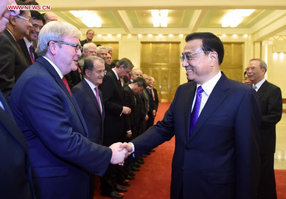 Chinese Premier Li Keqiang (R, front) shakes hands with overseas representatives who come here to attend the 4th Global Think Tank Summit, in Beijing, capital of China, June 26, 2015. (Photo: Xinhua/Zhang Duo)