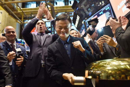 Alibabafounder Jack Ma (center) rings the bell to open trading at the New York Stock Exchange on Sept 19. (Provided to China Daily)