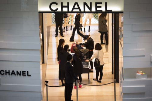 French luxury brand Chanel has opened stores in China, but smaller firms may find testing the water with a Web-based store safer. (Photo/China Daily)