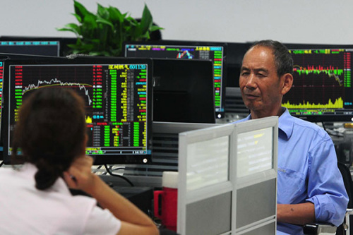 Stock investors at a brokerage in Jiujiang, Jiangxi province. The Shanghai Composite Index dropped 5.2 percent to 4,053.70 points on Wednesday. (Photo/China Daily)