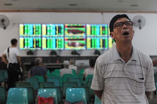 An investor is checking stock index at a brokerage house in Shanghai on Thursday. (Photo/China Daily)