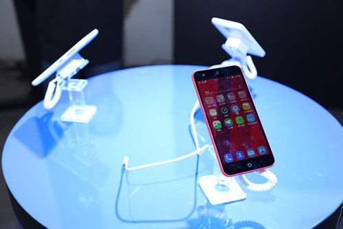 A red-shell Zui & Xiang smartphone is on display at its launch event in Beijing, July 2, 2015. (Photo provided to chinadaily.com.cn)