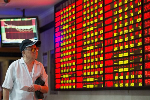 Rally by blue chips pushes index higher An investor studies a display giving stock market information at a brokerage house in Nanjing, Jiangsu province, on Monday. (Photo/China Daily)