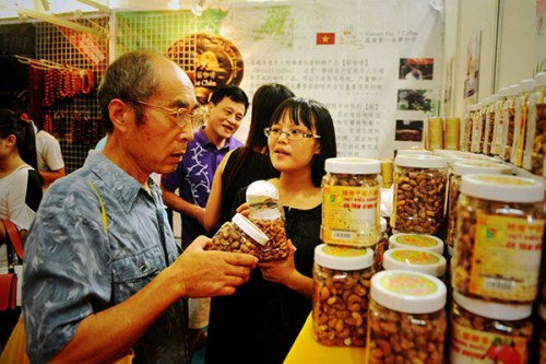 Coffee beans on display at an expo in Nanning, capital of Guangxi Zhuang autonomous region. Coffee consumption is increasing steadily with annual growth rates in excess of 15 percent in China. (Photo/China Daily)