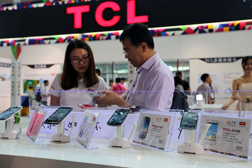 The TCL section at a mobile phone expo in Guangzhou, capital of Guangdong province. TCL Corp is recalling devices believed to have design flaws. (Photo/China Daily)