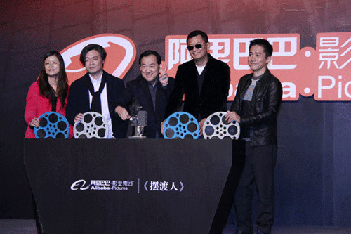 Zhang Qiang (center), CEO of Alibaba Pictures Group Ltd, director Wong Karwai (second from right) and actor Tony Leung Chiu-wai (right) at the launch ceremony of the Chinese movie The Ferryman in Beijing on Jan 11.(Photo/China Daily)