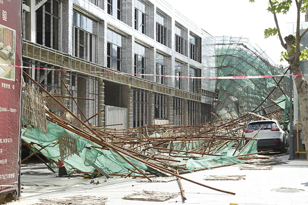Scaffolding outside a building in Zhengdong district, part of Henan province's capital Zhengzhou. (Photo/China Daily)