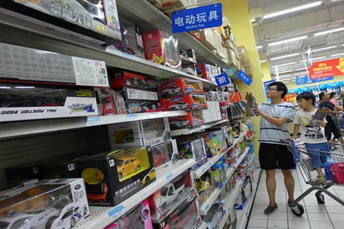 The toy section at a supermarket in Yichang, Hubei province. Consumption accounted for a record 60 percent of China's GDP in the first half of the year. (Photo/China Daily)