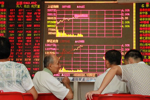Investors check share prices at a brokerage in Haikou, Hainan province, on Thursday. (Photo/China Daily)