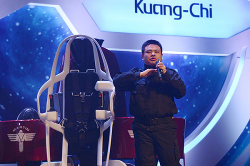 Liu Ruopeng, chairman of Kuang-Chi Science Ltd, presents the Kuang-Chi Martin Jetpack in Shenzhen, Guangdong province, on Monday. (Photo/China Daily)