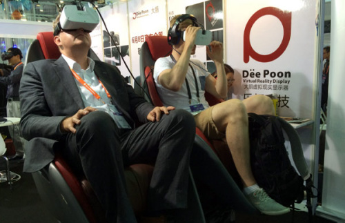Foreign visitors experience DëePoon virtual reality display on May 25, 2015 at the Asian version of the Consumer Electronics Show held in Shanghai. (Liu Zheng/chinadaily.com.cn)